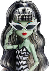 Păpușă Monster High x Barbie Frankie Stein cu costum de baie original inspirat de Barbie și rochie de seară neagră „Solo in The Spotlight”, accesorii, JHK28