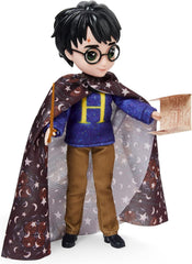 Wizarding World Harry Potter - Geschenkset mit 20,3 cm großer Harry Potter Puppe inklusive Besen, Tarnumhang und weiterem Zubehörteilen