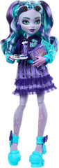 Păpușa Monster High Fearbook Twyla și set de accesorii cu tematică Film Club, jachetă de facultate, album de absolvire, joc de societate și fursecuri, HXW31