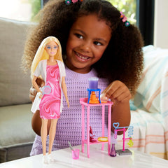 Păpușa Barbie Savantă și accesorii cu păpușă blondă la modă, masă de laborator, microscop, pahar care își schimbă culoarea și vas Petri, JCR70