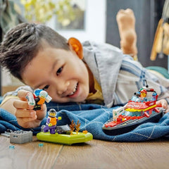 LEGO 60373 City Feuerwehrboot, Spielzeug, das im Wasser schwimmt, mit Rennboot, 3 Minifiguren und Jetpack, Feuerwehr-Boot-Spielzeug Geschenkidee für Jungen und Mädchen ab 5 Jahren