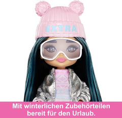 Barbie Extra Minis - Reisepuppe mit Accessoires für einen winterlichen Urlaub, inklusive Puppenständer, für Kinder ab 6 Jahren, HPB20