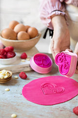 0403000 Formă de tăiat biscuiți Barbie cu ștampilă de embosare, plastic