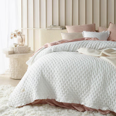 ROOM99 Molly Cuvertură de pat elegantă în alb 240 X 260 Cm Cuvertură de pat versatilă ca cuvertură de pat sau canapea Pătură de aruncare pentru pat și canapea Stil de cuvertură Ideal ca cuvertură de pat Paturi si Cuverturi Besuche den ROOM99-Store