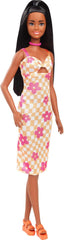 Păpușa Barbie Fashionistas nr. 233 cu păr negru, rochie midi portocalie în carouri cu flori roz, colier și sandale, HYT91
