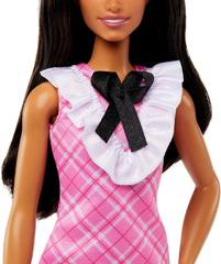 Barbie Fashionistas - Sportliche Puppe mit schwarzem Haar und perlenähnlichem Haarreifen, trägt rosafarbenes Karokleid mit schwarzer Schleife und gerüschtem Kragen, für Kinder ab 3 Jahren, HJT06