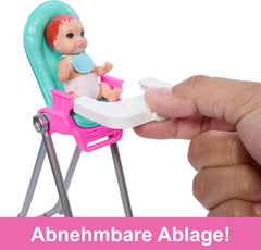 Păpușa Barbie Skipper și set de joacă cu accesorii, set de babysitting cu tematică alimentară, jucărie care își schimbă culoarea, HTK35