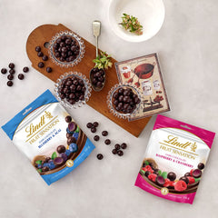 Lindt Chocolate Sensation Fruit Blueberry and Acai | 150 g | Sferă de ciocolată neagră cu umplutură rafinată de fructe pe bază de mere | Cadou de ciocolată | Cadou de ciocolată