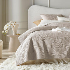 ROOM99 Feel Cuvertură de pat elegantă în bej 220 X 240 Cm Cuvertură de pat versatilă ca cuvertură de pat sau canapea Pătură de aruncare pentru pat și canapea Stil de cuvertură Ideal ca cuvertură de pat Catifea catifea Paturi si Cuverturi Besuche den ROOM99-Store Bej 220X240