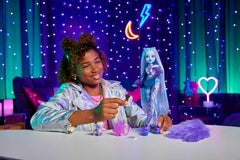 Monster High Abbey Bominable Yeti mit Mammut-Haustier und Accessoires - Spuktastischer Schneeflocken-Look für Kinder ab 4 Jahren, HNF64