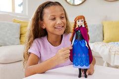 Mattel Disney Princess Anna doll, The Ice Queen doll, Păr pieptănat, Mobil, În costum de călătorie, Capa detașabilă, Cadouri Disney, Jucărie de la 3 ani, HLW49 Papusi Naty Shop