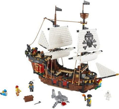 Set navă pirat LEGO Creator 3 în 1, jucărie cu 3 opțiuni de construcție, construiește o tavernă pirat sau o insulă pirat cu craniu, include 3 minifigurine pentru aventuri de rol 31109 Seturi de constructie Besuche den LEGO-Store