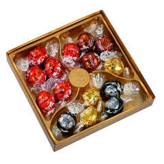 Cutie cadou Lindt LINDOR cu bomboane de ciocolată asortate, aprox. 15 trufe LINDOR, 4 sortimente (ciocolată cu lapte, ciocolată albă, ciocolată neagră 60% și alune), 187 g