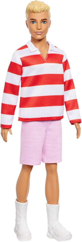 Barbie Fashionistas Ken-Puppe Nr. 241 mit blonden Haaren und einem rot-weiß gestreiftem Polohemd mit rosafarbener kurzer Hose, weißen Crew-Socken und Sneakern, HYV01