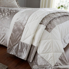 Catherine Lansfield Lattice Cut Velvet, Natural, cuvertură de pat - 220X230Cm Paturi si Cuverturi Catherine Lansfield Cuvertură de pat 220X230Cm