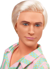 Păpușa Barbie Ken din filmul Barbie cu ținută de plajă în dungi roz pastel și verde, placă de surf și adidași albi, JBJ54