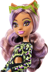 Păpușa Monster High Scare-adise Island Clawdeen Wolf cu costum de baie, pantaloni de jogging și accesorii de plajă, cum ar fi vizieră, sticlă de apă și carte