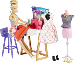 Barbie HDY90 - Păpușă designer de modă (30,40 cm) și studio, peste 25 de accesorii de design și modă, birou de design, scaun, mașină de cusut, mostre de materiale textile, manechin și multe altele, jucărie pentru vârste de 3 ani și peste
