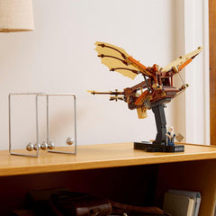 LEGO Icons Leonardo Da Vinci's Flying Machine With Flapping Wings - Include minifigurină și suport - Set de construcție pentru adulți - Set de decorațiuni pentru casă - Idee de cadou - 10363 Seturi de constructie Besuche den LEGO-Store