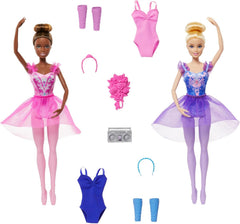Barbie Ballettstudio Set mit 2 Puppen und 9 Zubehörteilen, blonde und brünette Ballerina-Modepuppen mit zusätzlichem Outfit und zum Tanzmotto passenden Teilen, HXC37