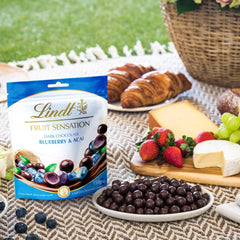 Lindt Chocolate Sensation Fruit Blueberry and Acai | 150 g | Sferă de ciocolată neagră cu umplutură rafinată de fructe pe bază de mere | Cadou de ciocolată | Cadou de ciocolată