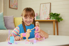 Barbie Hundespaziergang Spielset, enthält einen Spielzeughund, der gehen und Häufchen Machen kann, eine Barbie Malibu-Puppe sowie EIN Kehrset und Hundezubehör, JJB46