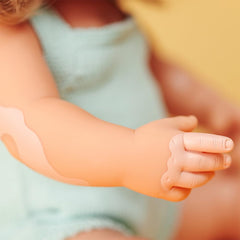 Miniland: Kaukasische dunkelblonde Babypuppe mit Vitiligo, 38cm, handgefertigt in Spanien aus weichem Vinyl Puppen.