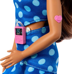 Păpușa Barbie Fashionistas #242, păpușă cu diabet zaharat de tip 1 și o ținută și accesorii cu buline, în colaborare cu Breakthrough T1D, HYT97