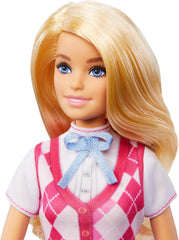 Păpușa Barbie Malibu și accesorii din Barbie Mysteries: Aventura secretă a cailor, inclusiv păpușă la modă, costum de călărie detașabil și cască, HXJ38