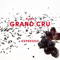 Grand Cru Espresso Blend - 100 % Arabica aus Brasilien, Indien & Tansania - fruchtig & komplex mit Earl Grey, Traube & grünem Apfel - ganze Bohnen - 1kg - frisch geröstet in Berlin