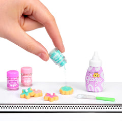 Seria Miniverse Make It Mini Spring de la MGA – Obiecte de colecție miniaturale din rășină de sezon pentru DIY și expunere, cu ingrediente replica, necomestibile – pentru colecționari și copii cu vârsta de 8 ani și peste