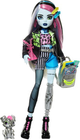 Monster High Frankie Stein-Puppe in Jeansjacke und Shorts, zum Lieferumfang gehören auch Ihr Hund Watzie und Zubehörteile wie EIN Rucksack, EIN Snack und EIN Notizbuch, HXH73