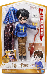 Wizarding World Harry Potter - Geschenkset mit 20,3 cm großer Harry Potter Puppe inklusive Besen, Tarnumhang und weiterem Zubehörteilen
