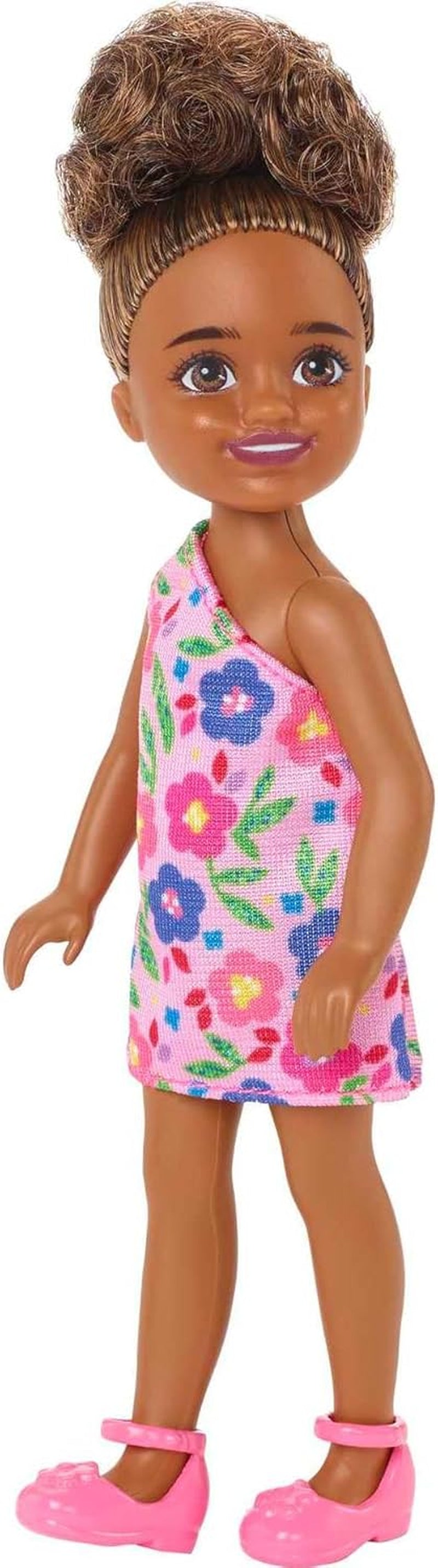 Barbie Chelsea Club – HGT07 – Păpușă, 15 cm, cu articulații, fetiță mestiză cu flori roz