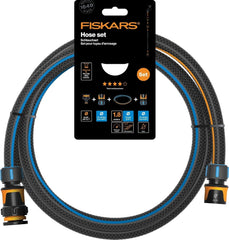 Set furtun de apă Fiskars pentru roată hidraulică, cu 2 conectori furtun și conector robinet, dimensiune universală, nivel de rigiditate torsională 4 (din 5), 1,8 m, Ø1,3-1,5 cm (1/2-5/8"), negru/portocaliu/albastru, 1057621