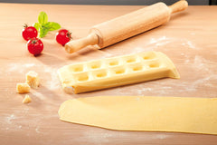 Formă Tescoma pentru ravioli rotunde, suport pentru 10 bucăți.