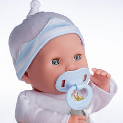 38 cm große realistische Babystoffpuppe mit offenen/geschlossenen Augen | JC Toys - Berenguer Boutique | 10-teiliges Geschenkset mit Flasche, Rassel, Schnuller & Zubehör | Blau | ab 2 Jahren.
