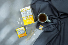 Ahmad Tea - Camomile & Lemongrass - Ceai de fructe și plante fără cofeină - Mușețel și lemongrass - Pliculețe de ceai ambalate individual, sigilate pentru păstrarea aromelor, cu 2 g de ceai per porție - 20 pliculețe de ceai cu bandă