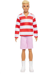 Barbie Fashionistas Ken-Puppe Nr. 241 mit blonden Haaren und einem rot-weiß gestreiftem Polohemd mit rosafarbener kurzer Hose, weißen Crew-Socken und Sneakern, HYV01