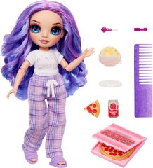Păpușă Rainbow High Junior High PJ Party - Violet (Mov) - 22 cm cu salopetă moale, papuci și accesorii de joacă - Jucărie pentru copii - Ideală pentru 4-12 ani