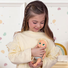 BE LOVED BABIES Minis Adri, in eine Mini-Größe, lebensechte Puppe, weiche Haut und enthält einen Schnuller und eine Flasche, komplett beweglich, Spielzeug für Kinder ab 18 Monaten