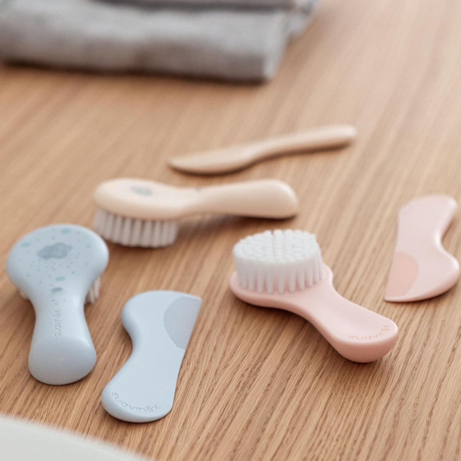 Suavinex 3162384 Pieptene cu perie, albastru Copii - Baie si Skincare Naty Shop