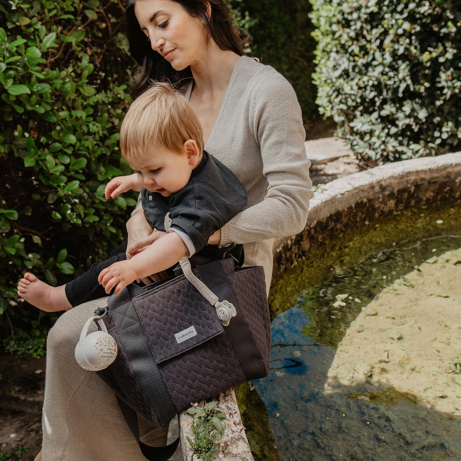 Set cadou Suavinex pentru nou-născuți. Set cu 4 piese, inclusiv: suzetă Physiological SX Pro pentru bebeluși 0-6 luni + suport pentru suzetă + husă pentru suzetă Duo + inel de dentiție din silicon. Wonderland, bej