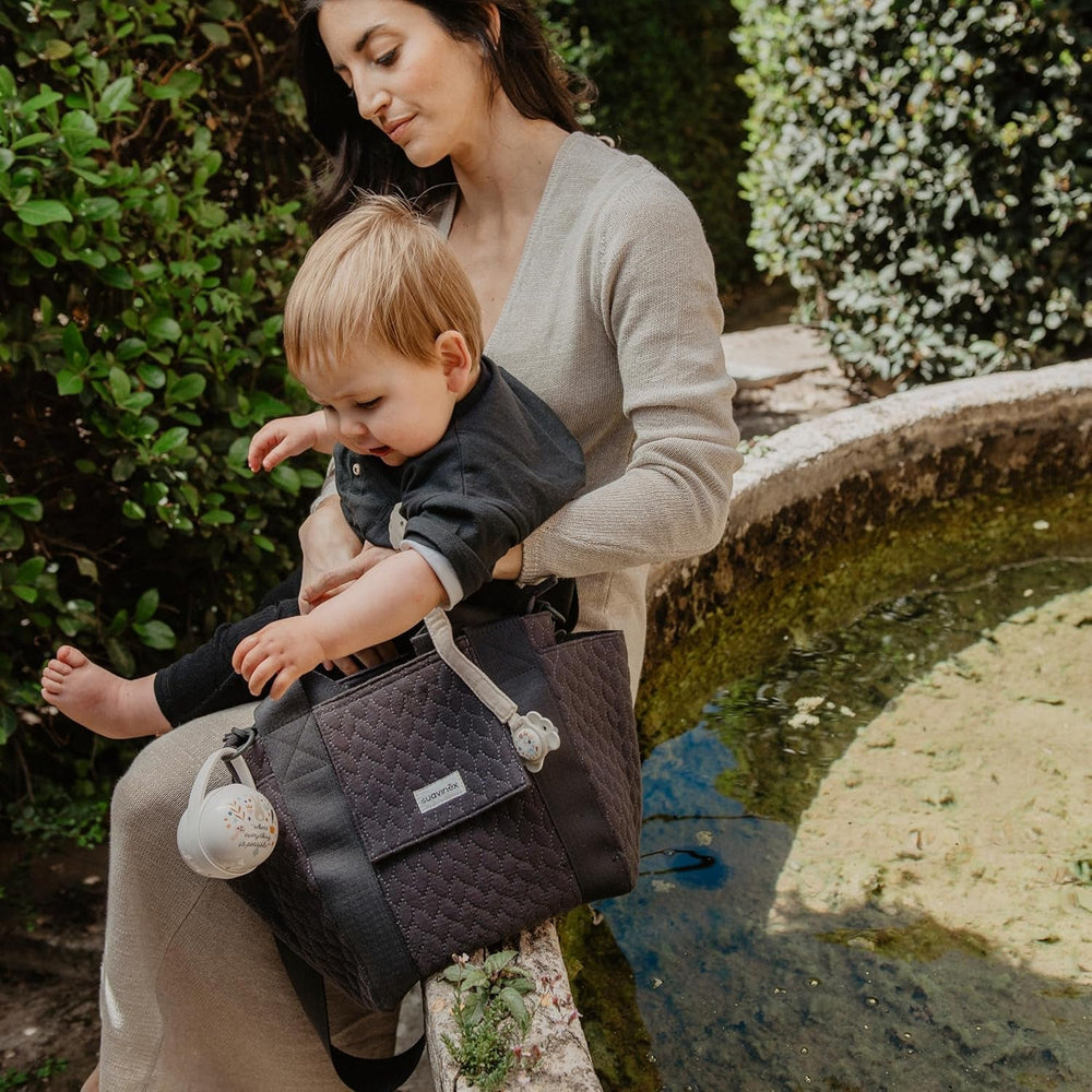 Set cadou Suavinex pentru nou-născuți. Set cu 4 piese, inclusiv: suzetă Physiological SX Pro pentru bebeluși 0-6 luni + suport pentru suzetă + husă pentru suzetă Duo + inel de dentiție din silicon. Wonderland, bej