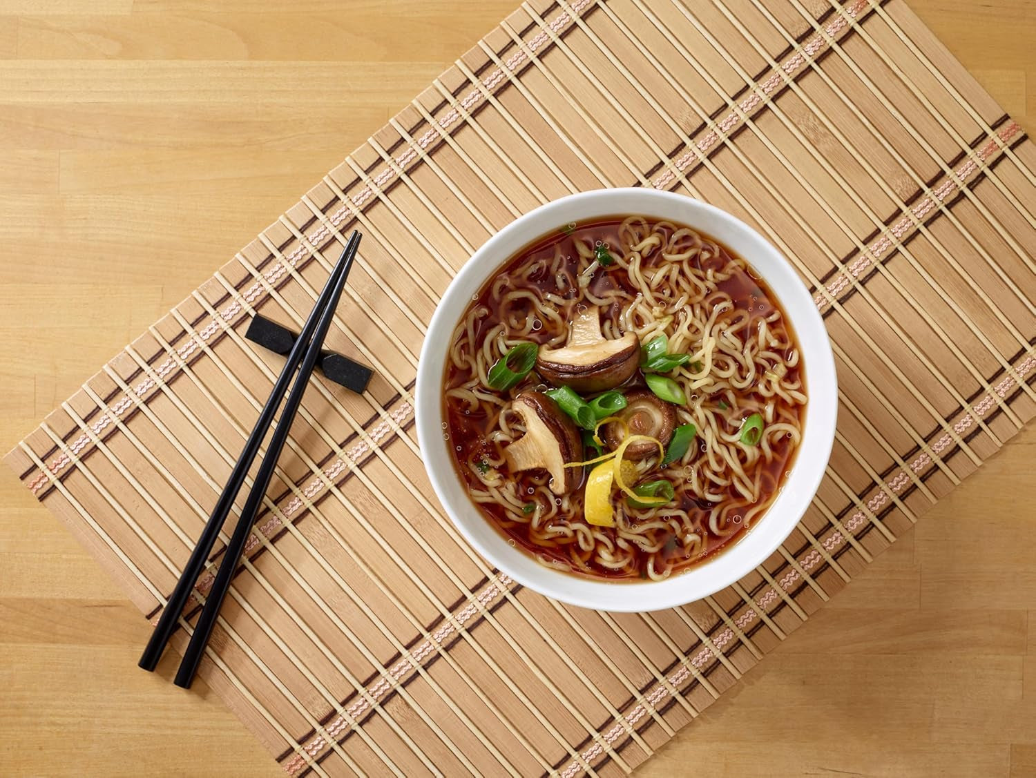 Nissin Ramen Premium - Shoyu Yuzu, pachet de 10 tăiței instant în stil japonez, uscați la aer, cu aromă de sos de soia yuzu și praz uscat (10 x 92,7 g)