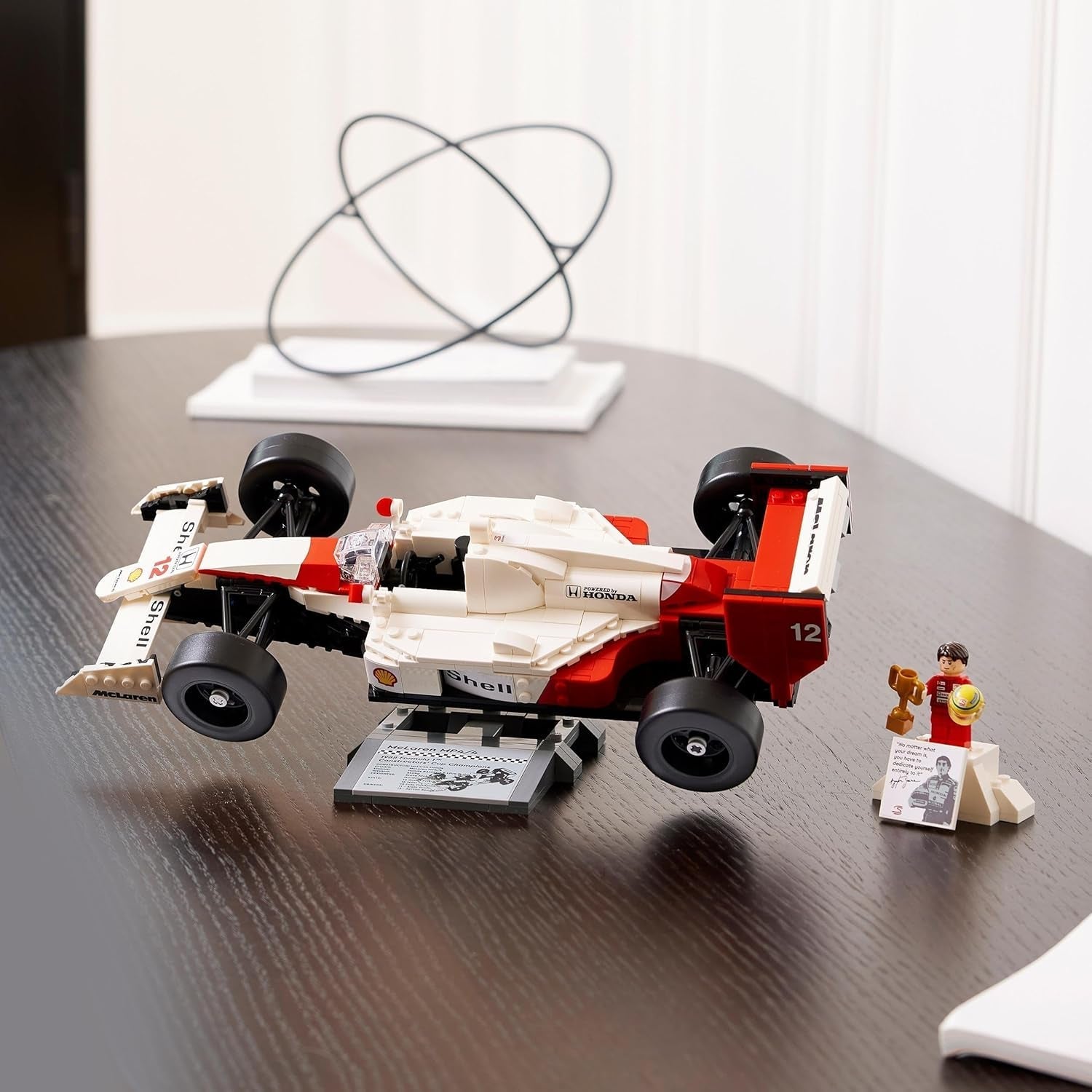 Set de mașini model LEGO Icons Mclaren MP4/4 & Ayrton Senna, kit de mașini de curse F1 pentru adulți cu mini-figură de pilot de curse, obiect de colecție, idee de cadou pentru bărbați, femei, el & ea 10330 Seturi de constructie Besuche den LEGO-Store