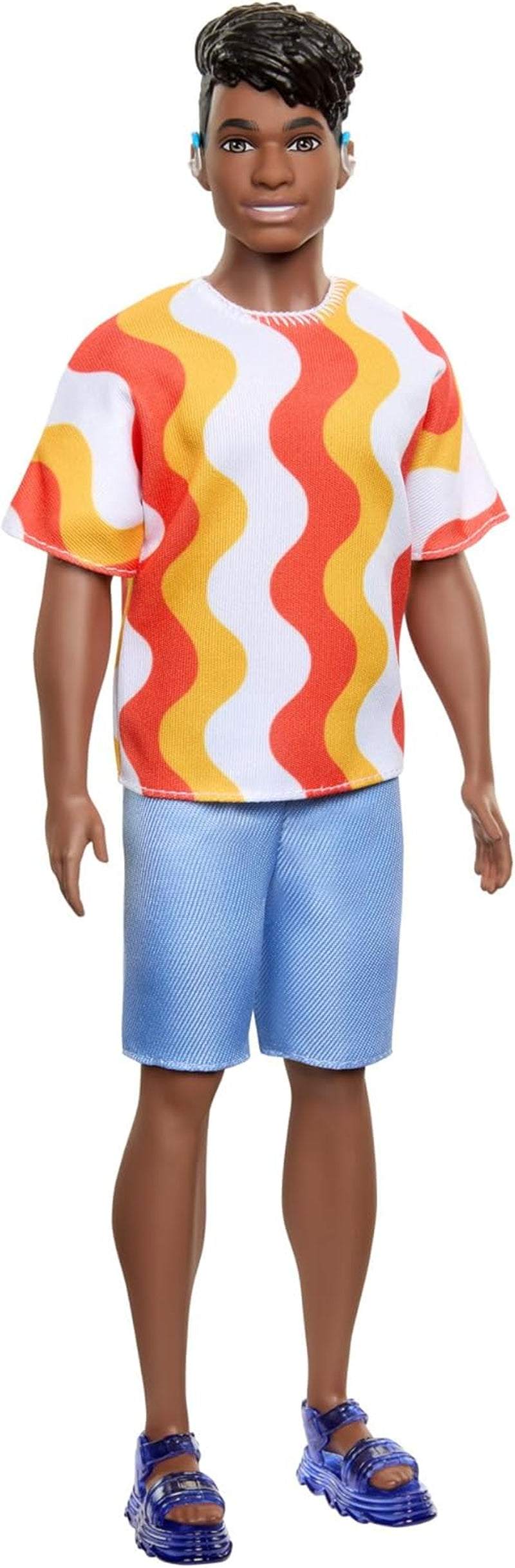 Barbie Fashionistas Ken-Puppe Nr. 220 mit Hörgeräten und breiter Körperform in einem abnehmbaren Shirt mit orangefarbenem Muster, Shorts und Plateau-Sandalen, HRH23