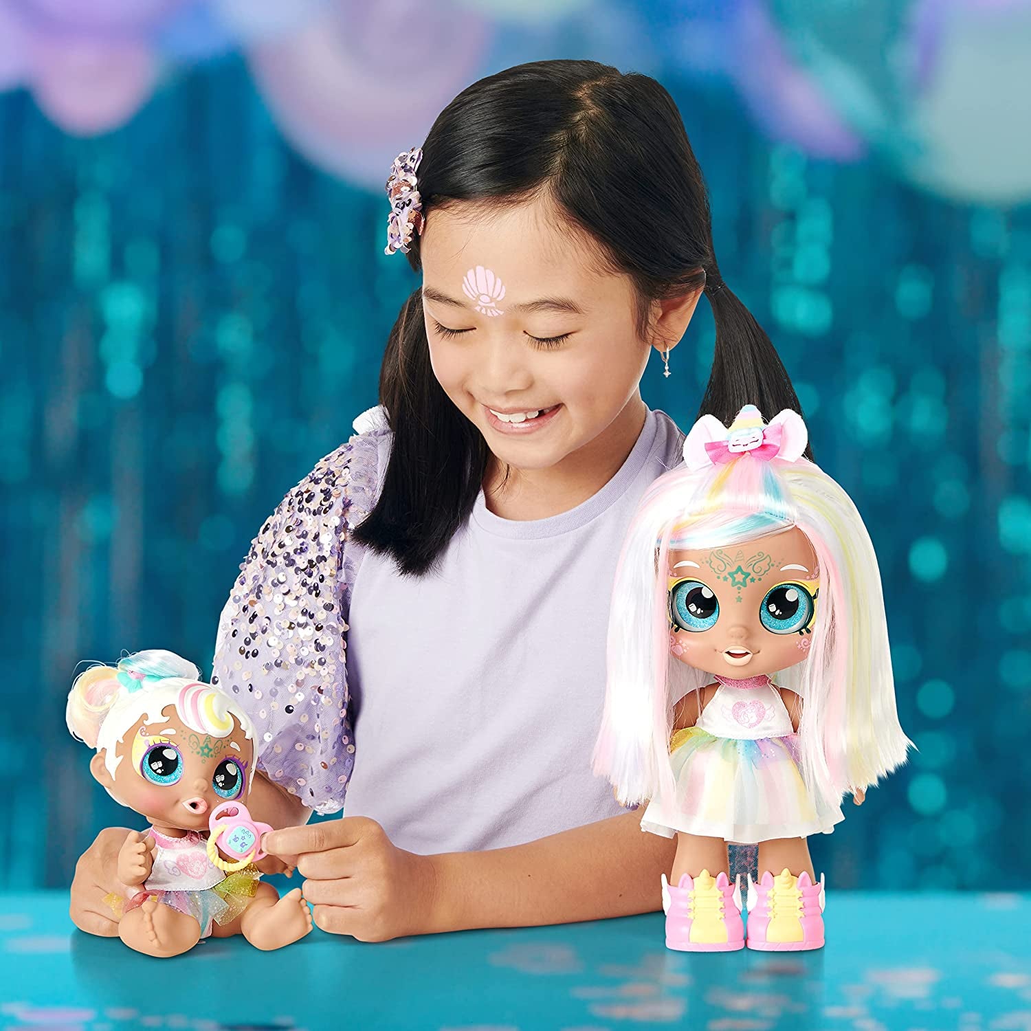 Babyschwester-Puppe Mni Mello als Einhorn, 1 Puppe mit Spielzeugschnuller und Zauberschwamm für magische Gesichtsbemalung. Große, glitzernde Augen, biegsame Arme und Beine, 50275