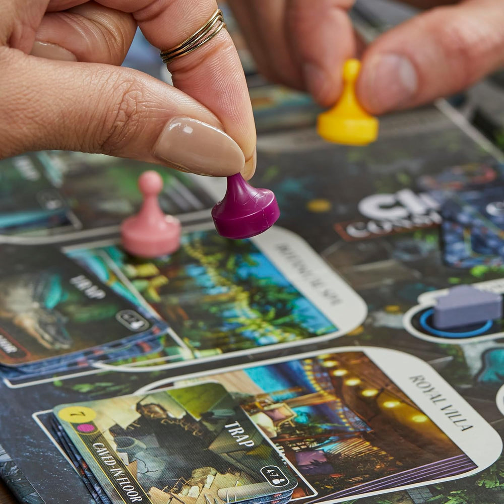 Joc de societate Cluedo Conspiracy de la Hasbro Gaming pentru adulți și adolescenți, versiunea germană a jocului de mister, pentru 4-10 jucători și cu vârsta de 14 ani și peste