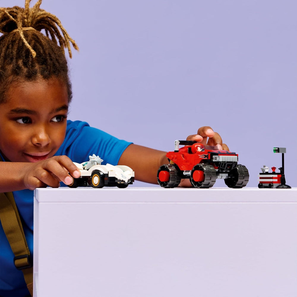 LEGO Sonic the Hedgehog Silvers Auto vs. Knuckles’ Monstertruck - Kinder Spielzeug mit 2 Flitzern und 2 Minifiguren - Geschenk für Jungen und Mädchen ab 8 Jahren - Sonic Fanartikel für Gamer - 77118